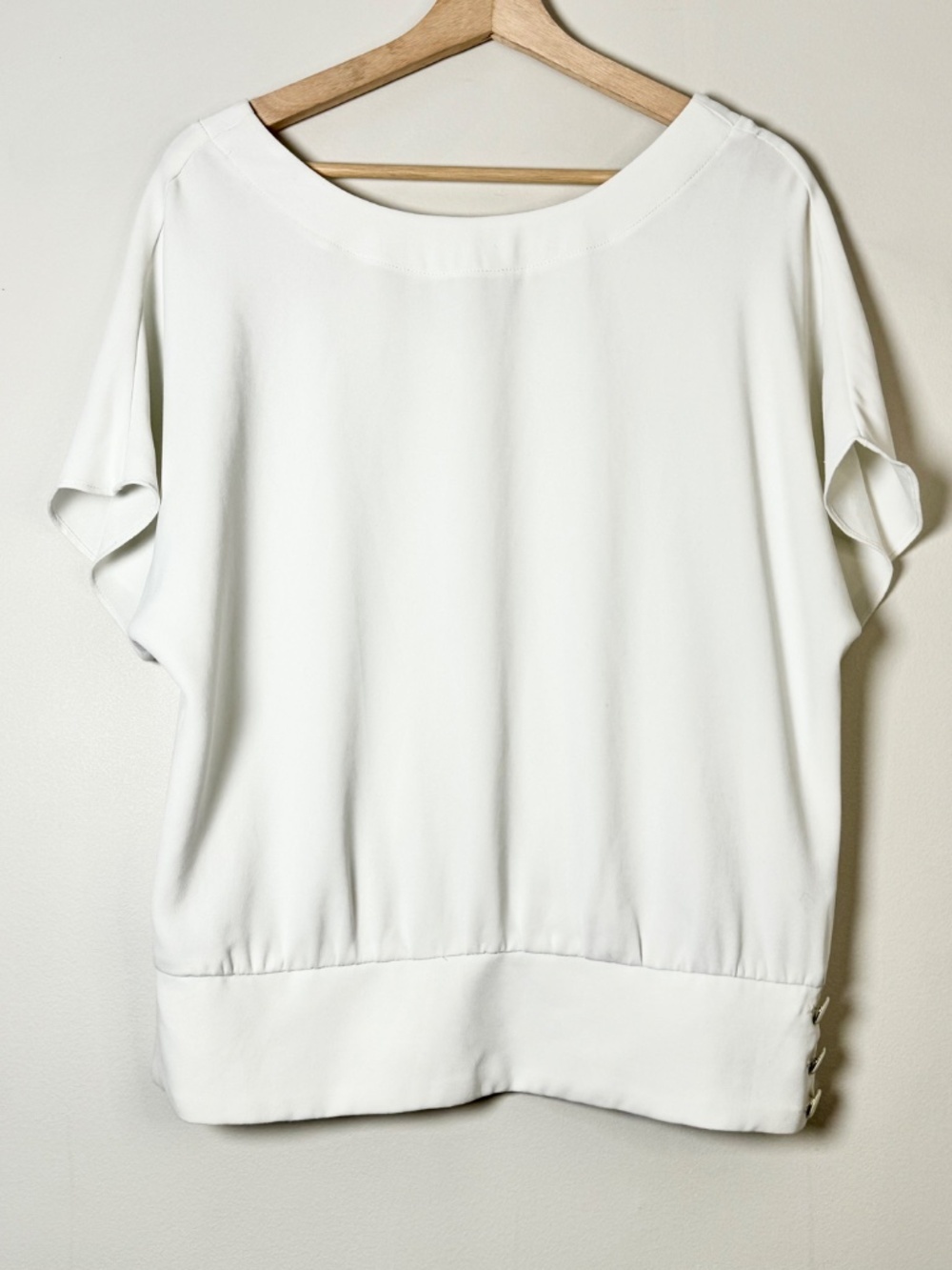 Trina Turk White Boatneck V-Back Dolman Sleeve Banded Button Hem Top Sz M